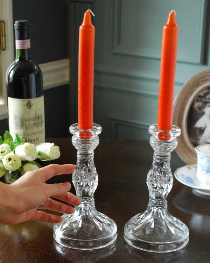 アンティーク 雑貨のガラス小物 アンティーク雑貨 きらきら輝くガラスのアンティークキャンドルスタンドセット、プレスドグラス。癒されるキャンドルの灯りここにキャンドルを挿すだけで、なんだか特別な日に変わります。(pg-5305)