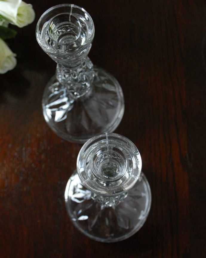 アンティーク 雑貨のガラス小物 アンティーク雑貨 きらきら輝くガラスのアンティークキャンドルスタンドセット、プレスドグラス。上から見るとこんな感じですアンティークなので多少のキズやカケがある場合はありますが、使用上問題はありませんのでご了承下さい。(pg-5305)