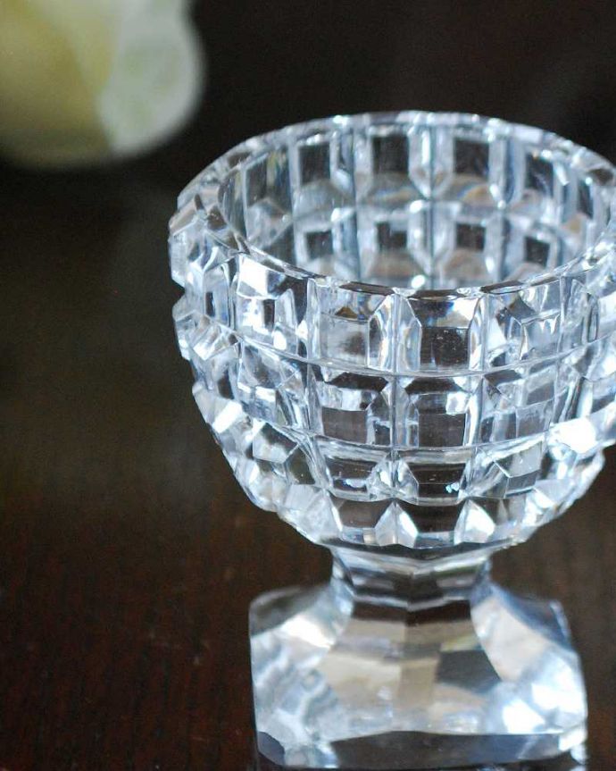 アンティーク 雑貨のガラス小物　アンティーク雑貨　ゴージャスなスクエアカットがキラキラ輝くアンティークプレスドグラス（エッグスタンド）。英国の朝食には欠かせないエッグスタンド日本ではこんな扱いはしないんだけれど、イギリスの朝食のテーブルコーディネートには欠かせないゆで玉子用のちょっと贅沢な器なんです。(pg-5307)