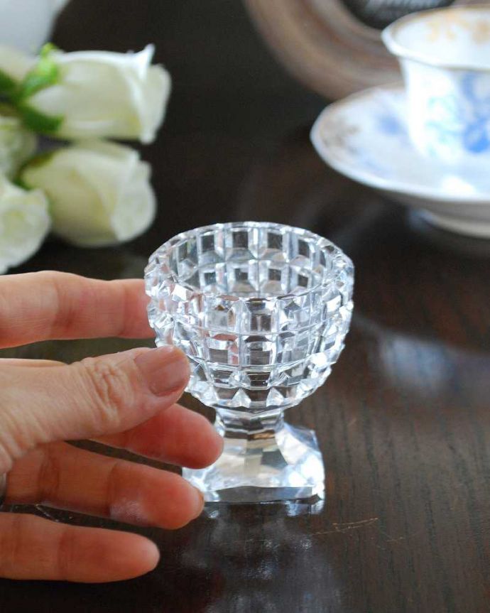 アンティーク 雑貨のガラス小物　アンティーク雑貨　ゴージャスなスクエアカットがキラキラ輝くアンティークプレスドグラス（エッグスタンド）。コンパクトなサイズが可愛いんです置いておくだけでほっこりしちゃう可愛いサイズ。(pg-5307)