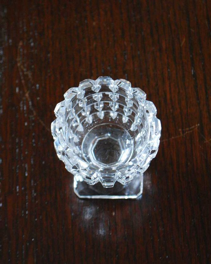 アンティーク 雑貨のガラス小物　アンティーク雑貨　ゴージャスなスクエアカットがキラキラ輝くアンティークプレスドグラス（エッグスタンド）。上から見るとこんな形アンティークなので多少のキズやカケがある場合はありますが、使用上問題はありませんのでご了承下さい。(pg-5307)