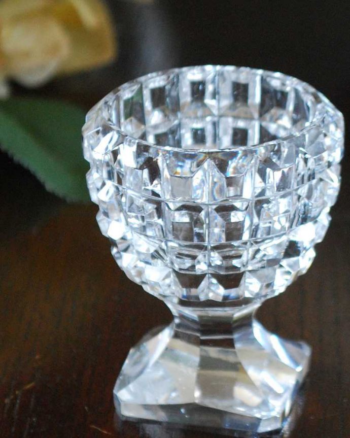 アンティーク 雑貨のガラス小物　アンティーク雑貨　キラキラ輝くアンティークエッグスタンド、プレスドグラス（エッグカップ）。英国の朝食には欠かせないエッグスタンド日本ではこんな扱いはしないんだけれど、イギリスの朝食のテーブルコーディネートには欠かせないゆで玉子用のちょっと贅沢な器なんです。(pg-5308)