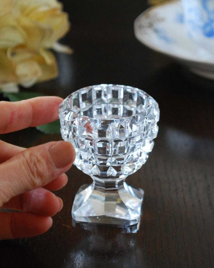 アンティーク 雑貨のガラス小物　アンティーク雑貨　キラキラ輝くアンティークエッグスタンド、プレスドグラス（エッグカップ）。コンパクトなサイズが可愛いんです置いておくだけでほっこりしちゃう可愛いサイズ。(pg-5308)