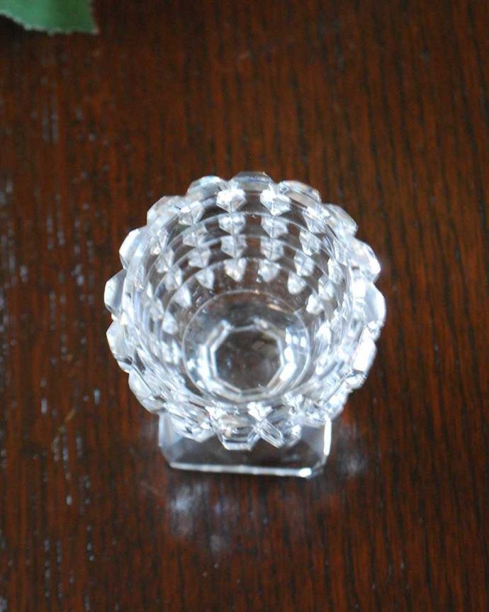 アンティーク 雑貨のガラス小物　アンティーク雑貨　キラキラ輝くアンティークエッグスタンド、プレスドグラス（エッグカップ）。上から見るとこんな形アンティークなので多少のキズやカケがある場合はありますが、使用上問題はありませんのでご了承下さい。(pg-5308)