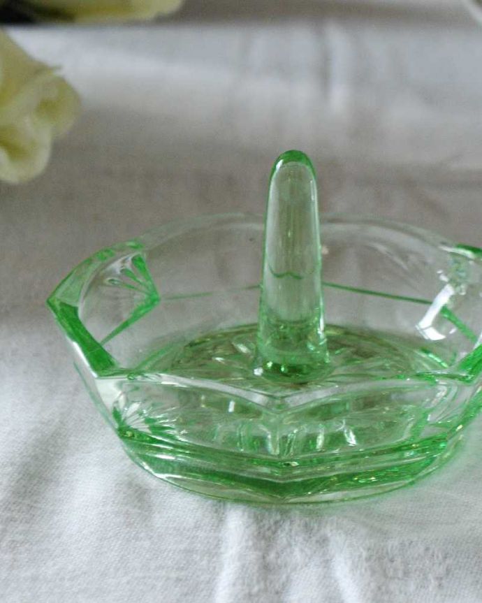 アンティーク 雑貨のガラス小物　アンティーク雑貨　爽やかなミントグリーンのアンティークガラスのリングスタンド。大切な指輪のために作られた場所真ん中に指輪を通して使われていたリングスタンド。(pg-5310)