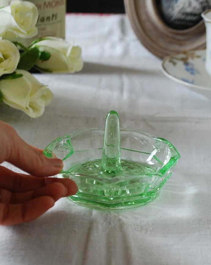 アンティーク 雑貨のガラス小物　アンティーク雑貨　爽やかなミントグリーンのアンティークガラスのリングスタンド。お気に入りのアクセサリーと一緒に真ん中に指輪を挿して周りにはピアスやネックレスを。(pg-5310)