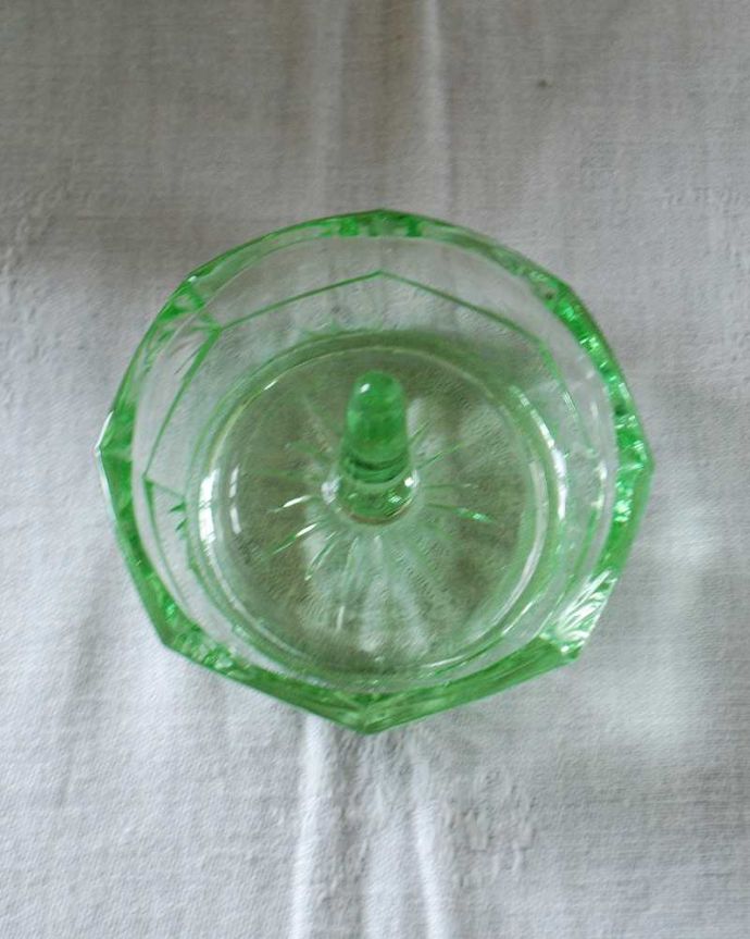 アンティーク 雑貨のガラス小物　アンティーク雑貨　爽やかなミントグリーンのアンティークガラスのリングスタンド。上から見るとこんな感じですアンティークなので多少のキズ・欠けがある場合がありますが、使用上問題ありませんので予めご了承下さい。(pg-5310)