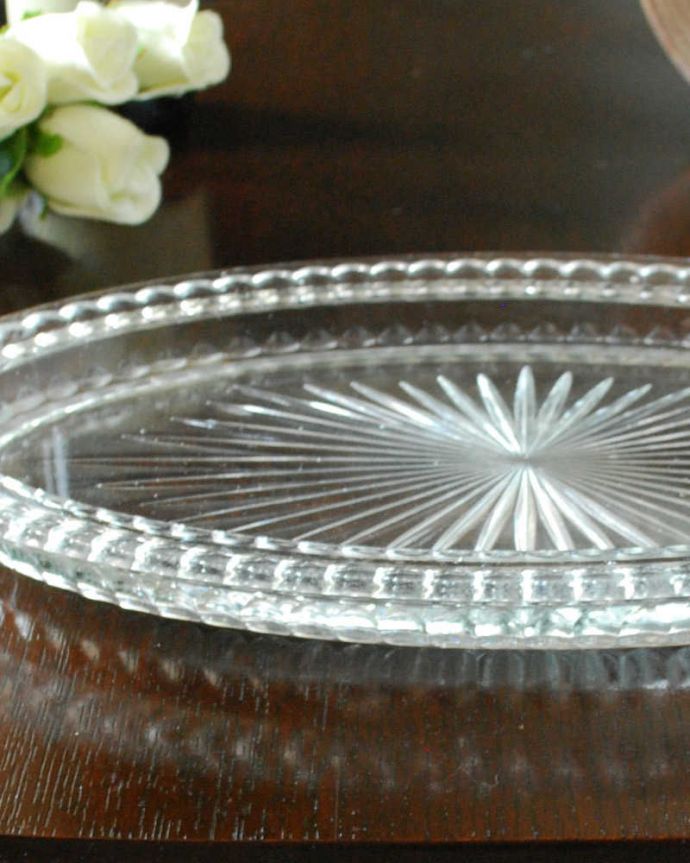 アンティーク 雑貨のガラス小物　アンティーク雑貨　華やかなガラスのオーバルプレート、アンティークプレスドグラス 。ドレッシングセットの1つだったトレイパフケースと燭台がこのトレイの上に乗せてセッティングされたドレッシングセット。(pg-5323)
