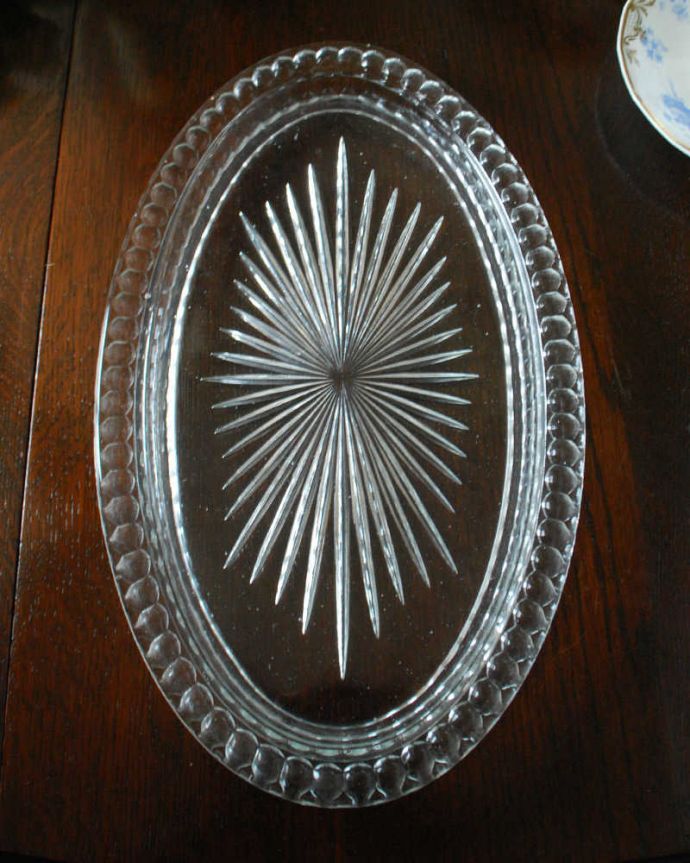 アンティーク 雑貨のガラス小物　アンティーク雑貨　華やかなガラスのオーバルプレート、アンティークプレスドグラス 。上から見ると、こんな形アンティークなので多少のキズやカケがある場合はありますが、使用上問題はありませんのでご了承下さい。(pg-5323)