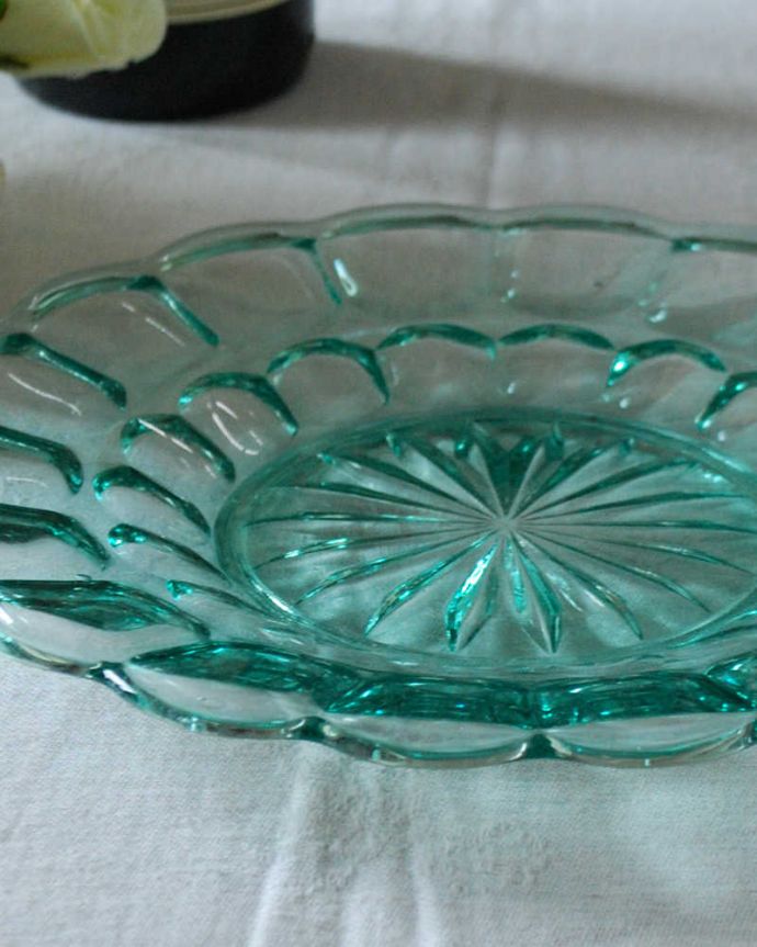 アンティーク 雑貨のガラス小物　アンティーク雑貨　爽やかなミントグリーンのアンティークプレート、お花のような美しいプレスドグラス。食事の時間を楽しく過ごすために作られた器貴重だったガラスがプレスドグラスの発達によって気軽に手に入るようになった時代に作られたテーブルウェア。(pg-5325)