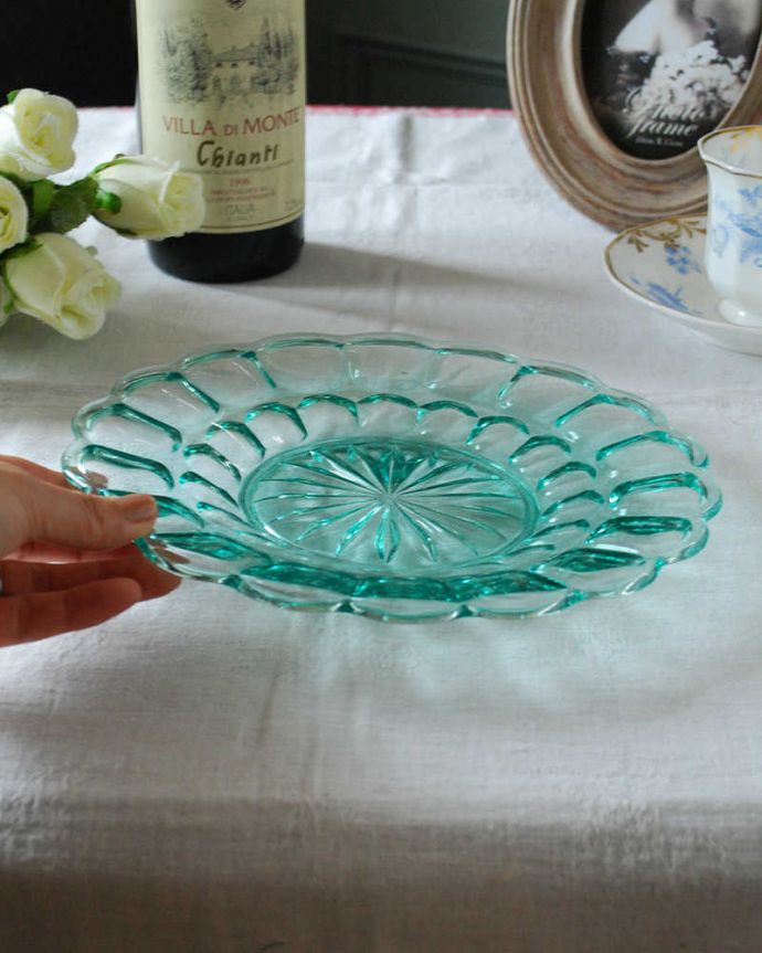 アンティーク 雑貨のガラス小物　アンティーク雑貨　爽やかなミントグリーンのアンティークプレート、お花のような美しいプレスドグラス。いろいろ便利に使えます食卓で使うのはもちろん、アクセサリーを並べたり自分だけの使い方を楽しんで下さい。(pg-5325)