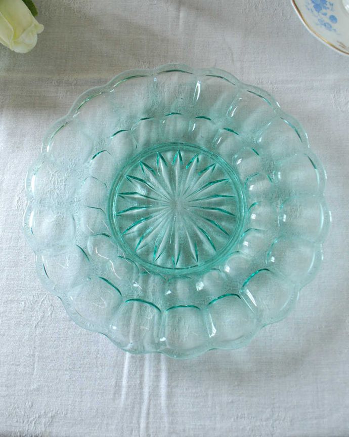 アンティーク 雑貨のガラス小物　アンティーク雑貨　爽やかなミントグリーンのアンティークプレート、お花のような美しいプレスドグラス。上から見るとこんな感じです。(pg-5325)