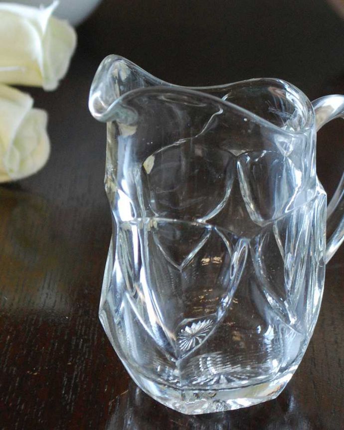 アンティークガラスのミルクピッチャー