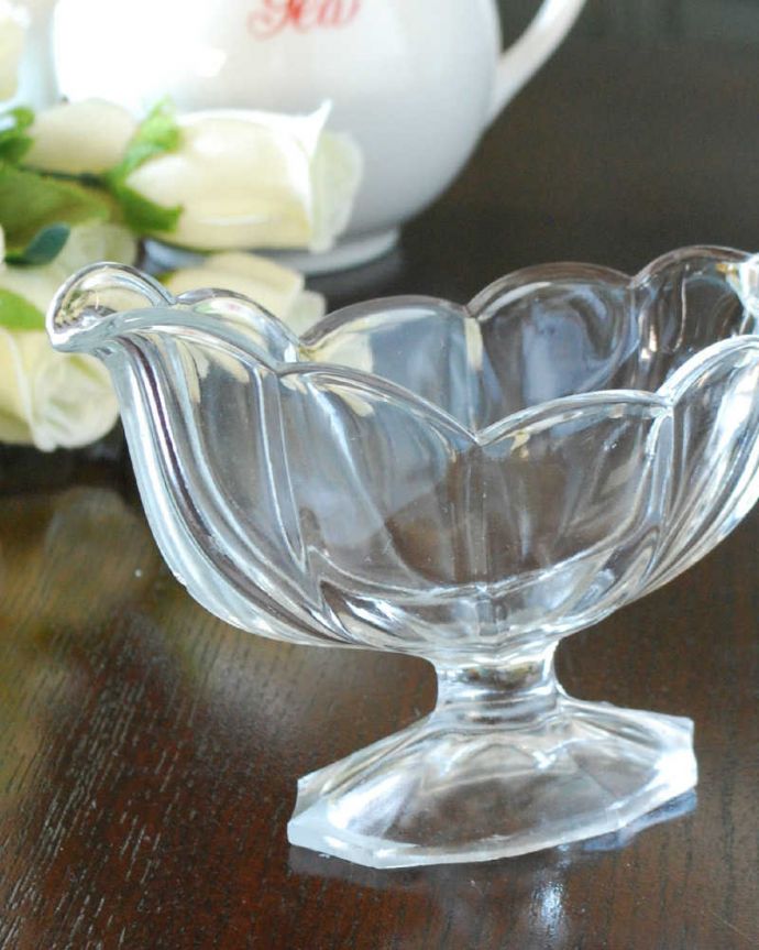 アンティーク 雑貨のガラス小物　アンティーク雑貨　お花が咲いたような可愛いデザインのアンティーク ソースポット（プレスドグラス）。食卓を華やかにしてくれる器日本ではあまり見かけないソースポットですが、意外にもいろんなものを入れて便利に使えます。(pg-5336)