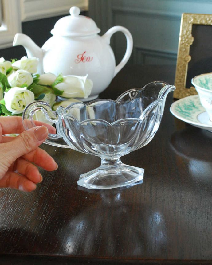 アンティーク 雑貨のガラス小物　アンティーク雑貨　お花が咲いたような可愛いデザインのアンティーク ソースポット（プレスドグラス）。たっぷり入るサイズですいろんなものをたっぷり入れていただけるサイズ。(pg-5336)