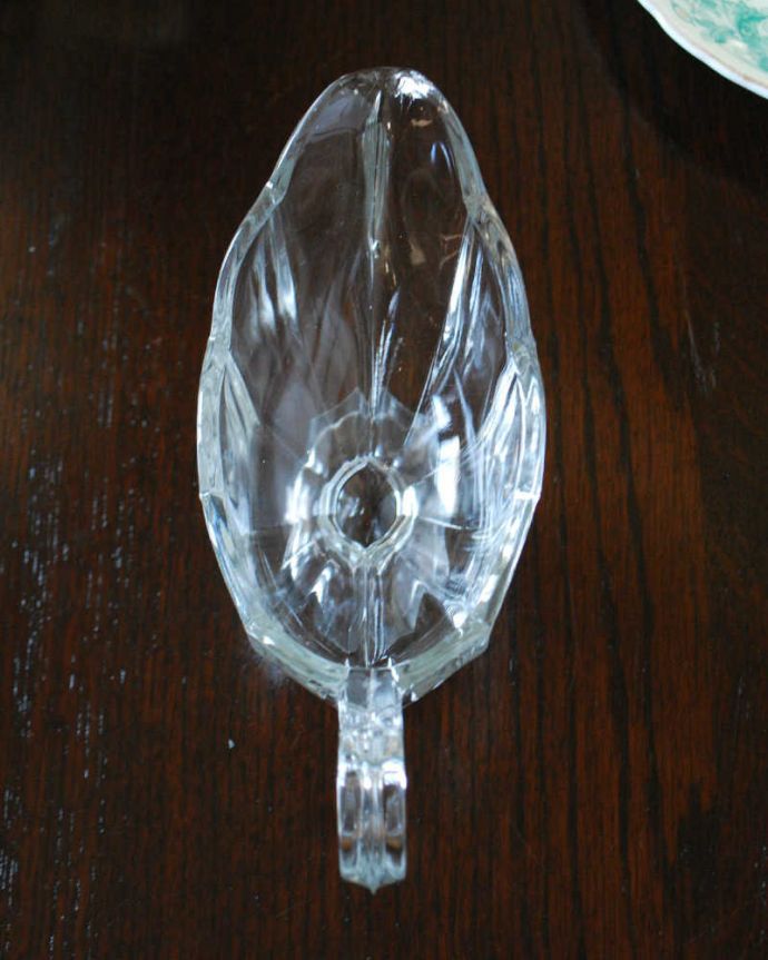 アンティーク 雑貨のガラス小物　アンティーク雑貨　お花が咲いたような可愛いデザインのアンティーク ソースポット（プレスドグラス）。上から見ると･･･アンティークなので多少のキズやカケがある場合はありますが、使用上問題はありませんのでご了承下さい。(pg-5336)