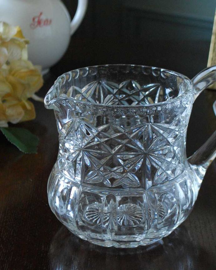 アンティーク 雑貨のガラス小物 アンティーク雑貨 縁どりのカッティングが美しいアンティーク プレスドグラス(ウォータージャグ)。英国の家庭には必ずあるウォータージャグアルコールを飲まない人のためにテーブルの中央にお水を置いて置かれていたウォータージャグ。(pg-5339)