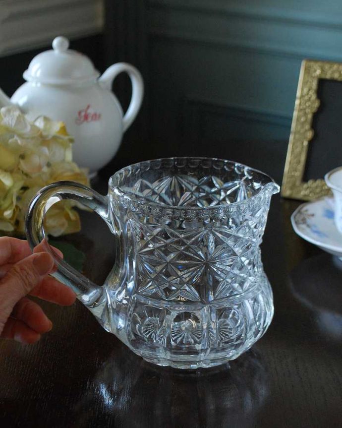 アンティーク 雑貨のガラス小物 アンティーク雑貨 縁どりのカッティングが美しいアンティーク プレスドグラス(ウォータージャグ)。いろんな使い方が出来ます飲み物を入れるのはもちろんフラワーベースとしても使いやすい便利なサイズです。(pg-5339)