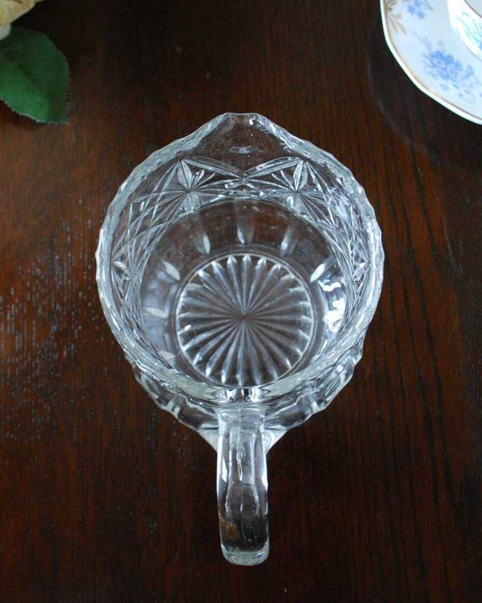 アンティーク 雑貨のガラス小物 アンティーク雑貨 縁どりのカッティングが美しいアンティーク プレスドグラス(ウォータージャグ)。中を見てみると・・・アンティークなので多少のキズやカケがありますが使用上問題がないものだけをご紹介しています。(pg-5339)
