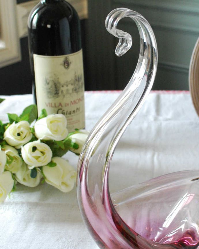 アンティーク 雑貨のガラス小物 アンティーク雑貨 フランボワーズカラーが美しいスワンのオブジェ、アンティークプレスドグラス。大切にされてきた白鳥のモチーフとっても美しい白鳥の形をしたプレスドグラス。(pg-5342)