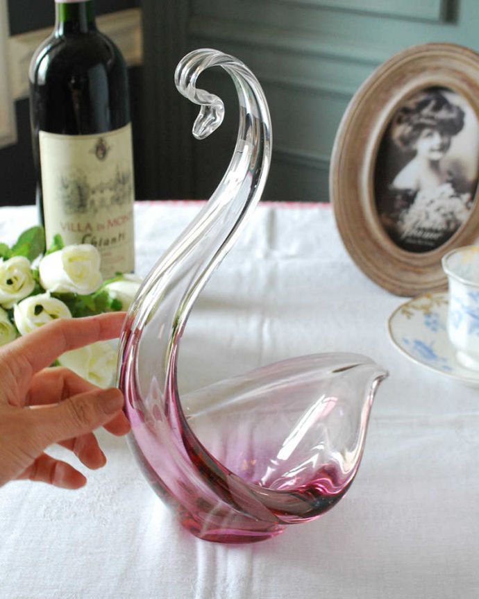 アンティーク 雑貨のガラス小物 アンティーク雑貨 フランボワーズカラーが美しいスワンのオブジェ、アンティークプレスドグラス。大きさはこれくらいですコレクションしたくなるくらい、いろんなサイズのものがあります。(pg-5342)