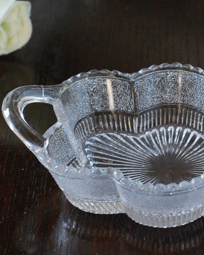 アンティーク 雑貨のガラス小物　アンティーク雑貨　お花のかたちをした可愛いガラストレー、持ち手付きアンティーク プレスドグラス。食事の時間を楽しく過ごすために作られた器貴重だったガラスがプレスドグラスの発達によって気軽に手に入るようになった時代に作られたテーブルウェア。(pg-5346)