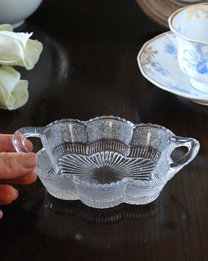 アンティーク 雑貨のガラス小物　アンティーク雑貨　お花のかたちをした可愛いガラストレー、持ち手付きアンティーク プレスドグラス。いろいろ便利に使えます食卓で使うのはもちろん、アクセサリーを並べたり自分だけの使い方を楽しんで下さい。(pg-5346)