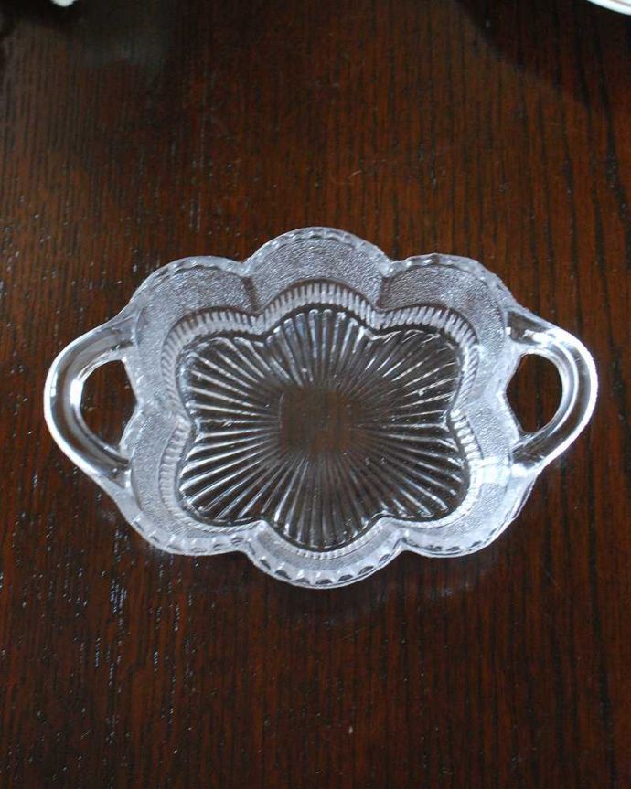 アンティーク 雑貨のガラス小物　アンティーク雑貨　お花のかたちをした可愛いガラストレー、持ち手付きアンティーク プレスドグラス。上から見るとこんな感じです。(pg-5346)