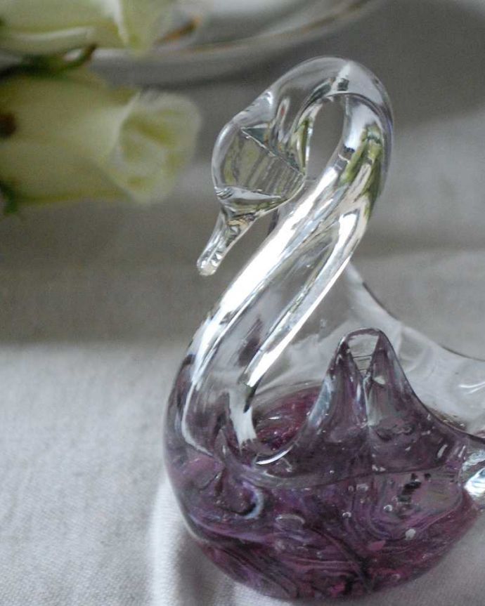 アンティーク 雑貨のガラス小物　アンティーク雑貨　珍しいマーブルガラスの美しいスワンのオブジェ、アンティークプレスドグラス。大切にされてきた白鳥のモチーフとっても美しい白鳥の形をしたプレスドグラス。(pg-5348)