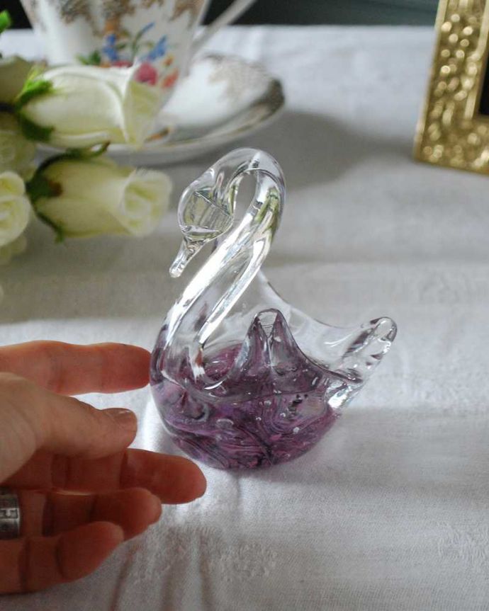 アンティーク 雑貨のガラス小物　アンティーク雑貨　珍しいマーブルガラスの美しいスワンのオブジェ、アンティークプレスドグラス。大きさはこれくらいですコレクションしたくなるくらい、いろんなサイズのものがあります。(pg-5348)