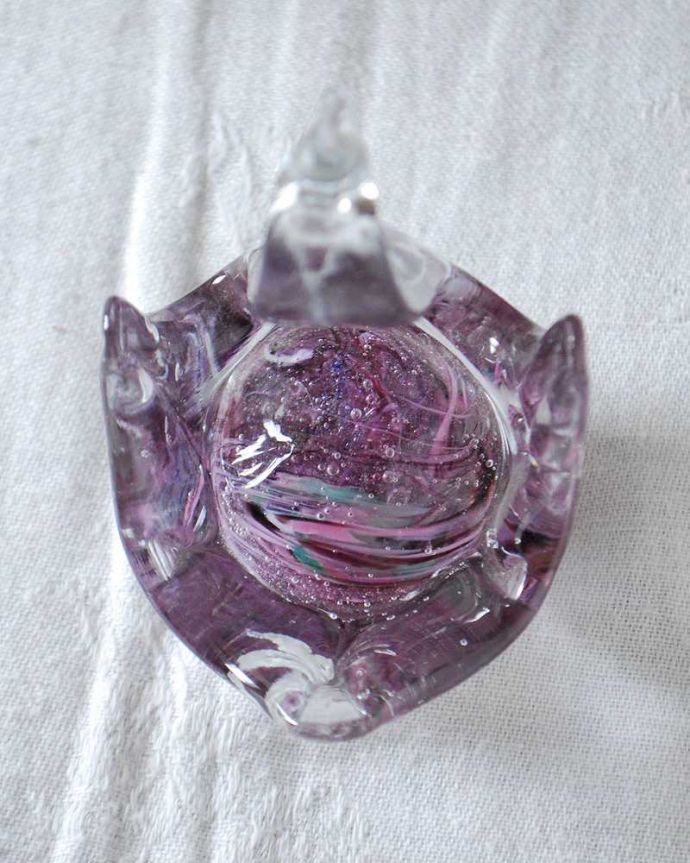 アンティーク 雑貨のガラス小物　アンティーク雑貨　珍しいマーブルガラスの美しいスワンのオブジェ、アンティークプレスドグラス。上から見るとこんな感じです。(pg-5348)