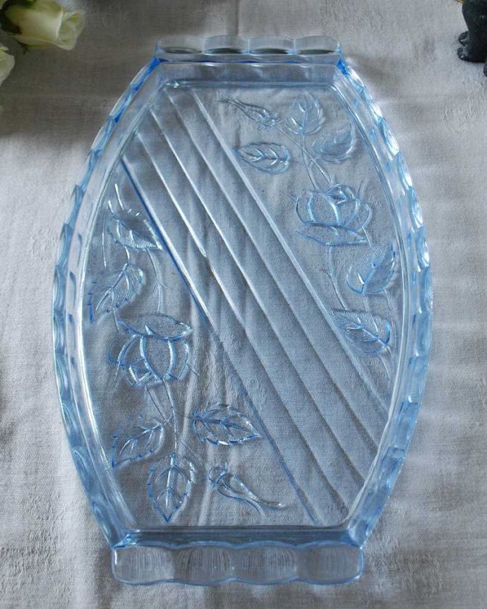 アンティーク 雑貨のガラス小物 アンティーク雑貨 リーフのカッティング×ブルーが美しいアンティークプレスドグラス、プレート 。上から見ると、こんな形アンティークなので多少のキズやカケがある場合はありますが、使用上問題はありませんのでご了承下さい。(pg-5353)