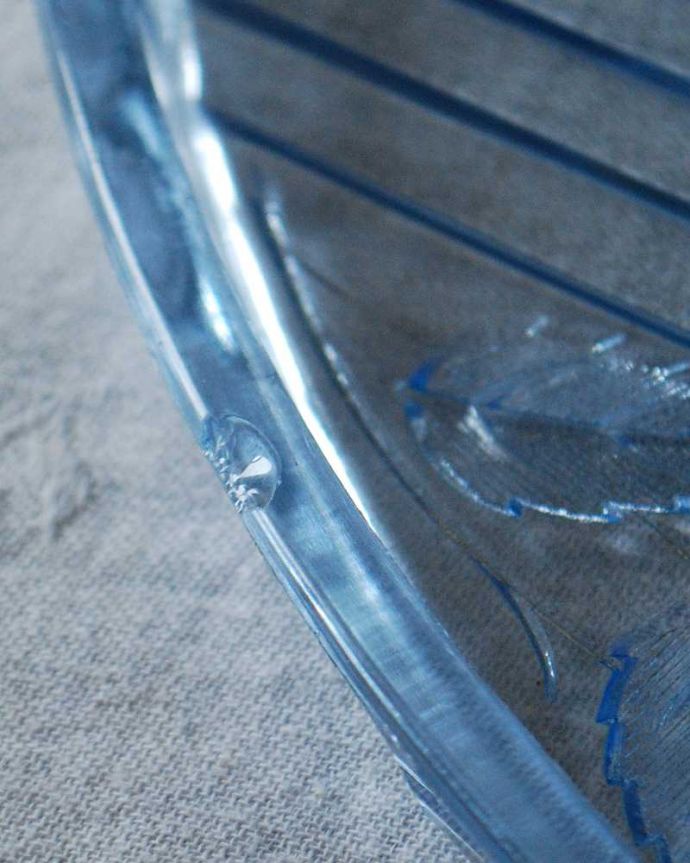 アンティーク 雑貨のガラス小物 アンティーク雑貨 リーフのカッティング×ブルーが美しいアンティークプレスドグラス、プレート 。カケがあったのでSALE価格ですコンディションのいいものだけを選んできましたが、目立つカケが見つかったのでSALE価格になっています。(pg-5353)