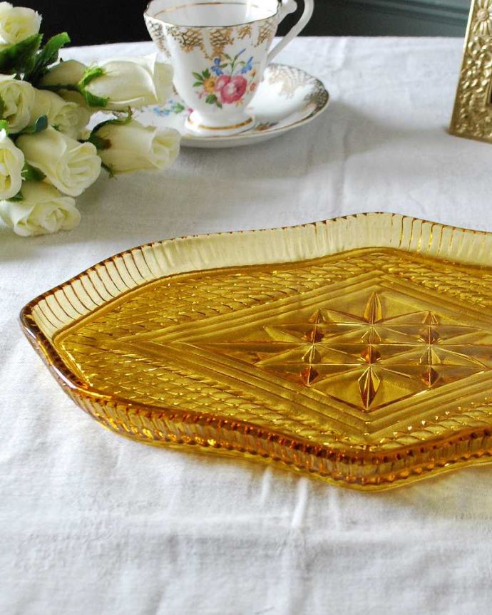 アンティーク 雑貨のガラス小物　アンティーク雑貨　ティータイムからディナーまで華やかに活躍するアンバーカラーのアンティークプレート （プレスドグラス）。ドレッシングセットの1つだったトレイパフケースと燭台がこのトレイの上に乗せてセッティングされたドレッシングセット。(pg-5355)