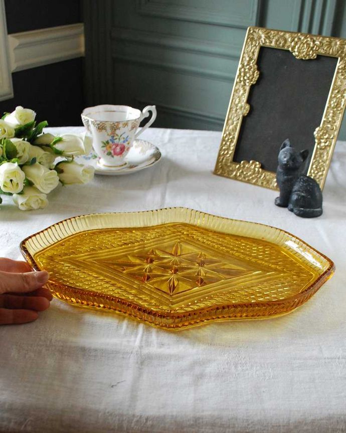 アンティーク 雑貨のガラス小物　アンティーク雑貨　ティータイムからディナーまで華やかに活躍するアンバーカラーのアンティークプレート （プレスドグラス）。たっぷり乗せれる大きめサイズいろんなもの乗せて使える大きなトレイ。(pg-5355)