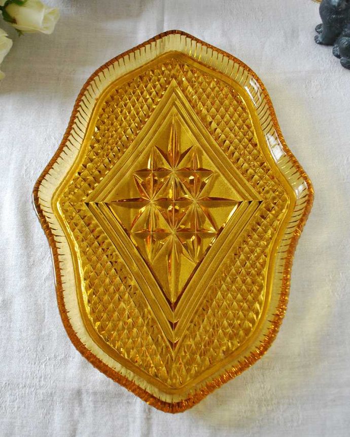 アンティーク 雑貨のガラス小物　アンティーク雑貨　ティータイムからディナーまで華やかに活躍するアンバーカラーのアンティークプレート （プレスドグラス）。上から見ると、こんな形アンティークなので多少のキズやカケがある場合はありますが、使用上問題はありませんのでご了承下さい。(pg-5355)