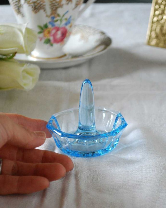 アンティーク 雑貨のガラス小物 アンティーク雑貨 鮮やかなブルーのアンティークプレスドグラス、アンティークガラスのリングスタンド。お気に入りのアクセサリーと一緒に真ん中に指輪を挿して周りにはピアスやネックレスを。(pg-5359)