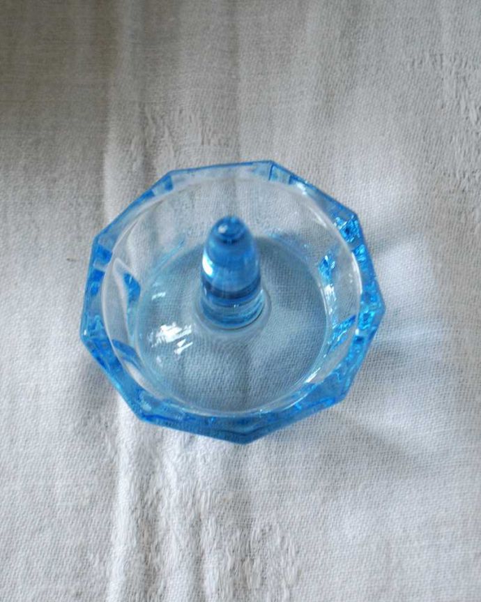 アンティーク 雑貨のガラス小物 アンティーク雑貨 鮮やかなブルーのアンティークプレスドグラス、アンティークガラスのリングスタンド。上から見るとこんな感じですアンティークなので多少のキズ・欠けがある場合がありますが、使用上問題ありませんので予めご了承下さい。(pg-5359)
