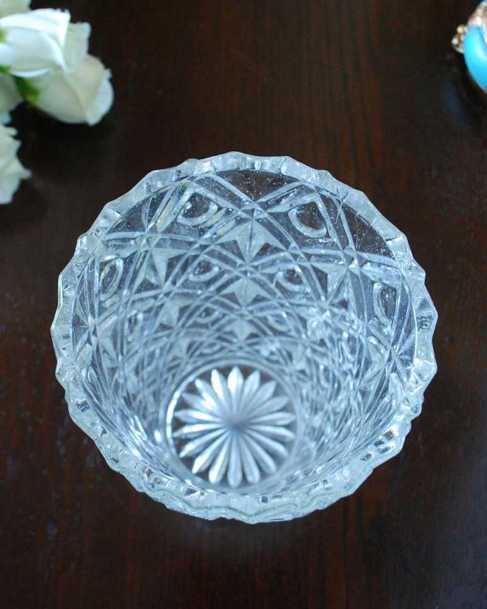 アンティーク 雑貨のガラス小物　アンティーク雑貨　ゴージャスなカッティングが美しいフラワーベース（花器）アンティークプレスドグラス 。上から見るとこんな感じですアンティークなので、多少の欠け・傷がある場合がありますが、使用上問題はありませんのでご了承下さい。(pg-5366)
