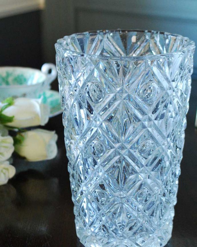 アンティーク 雑貨のガラス小物　アンティーク雑貨　ゴージャスなカッティングが美しいフラワーベース（花器）アンティークプレスドグラス 。お花を入れずに眺めているだけで幸せな時間アンティークのガラスは成分が今のものと違うので、置いておくだけでキラキラ輝いて楽しめます。(pg-5366)