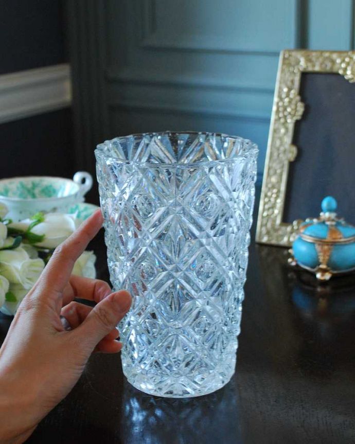 アンティーク 雑貨のガラス小物　アンティーク雑貨　ゴージャスなカッティングが美しいフラワーベース（花器）アンティークプレスドグラス 。気軽に使えるフラワーベース英国らしくいろんなサイズが見つかる花器。(pg-5366)