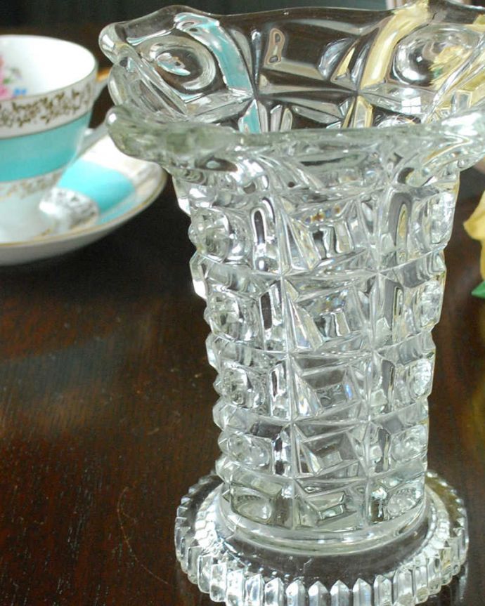 アンティーク 雑貨のガラス小物　アンティーク雑貨　ゴージャスなカッティングが輝く、アンティークプレスドグラス （フラワーベース）。お花を入れずに眺めているだけで幸せな時間アンティークのガラスは成分が今のものと違うので、置いておくだけでキラキラ輝いて楽しめます。(pg-5368)