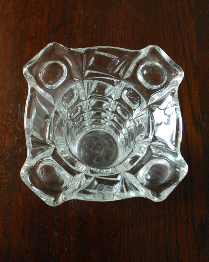 アンティーク 雑貨のガラス小物　アンティーク雑貨　ゴージャスなカッティングが輝く、アンティークプレスドグラス （フラワーベース）。上から見るとこんな感じですアンティークなので、多少の欠け・傷がある場合がありますが、使用上問題はありませんのでご了承下さい。(pg-5368)
