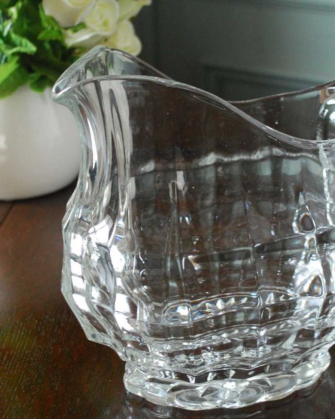 アンティーク 雑貨のガラス小物　アンティーク雑貨　ワンランク上の食卓を演出する、アンティークプレスドグラスのピッチャー（レモネードジャグ）。憧れのレモネードが似合うジャグシンプルなデザインのレモネードジャグは、春から夏にかけて芝生のグリーンが鮮やかな時期にレモネードを入れて使われていました。(pg-5372)