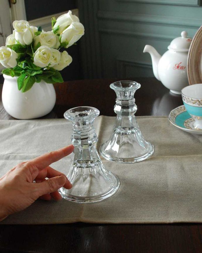 アンティーク 雑貨のガラス小物　アンティーク雑貨　女性らしいエレガントなフォルムが美しいアンティークプレスドグラスのキャンドルスタンド。癒されるキャンドルの灯りここにキャンドルを挿すだけで、なんだか特別な日に変わります。(pg-5380)