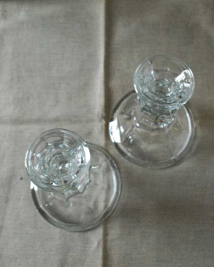 アンティーク 雑貨のガラス小物　アンティーク雑貨　女性らしいエレガントなフォルムが美しいアンティークプレスドグラスのキャンドルスタンド。上から見るとこんな感じですアンティークなので多少のキズやカケがある場合はありますが、使用上問題はありませんのでご了承下さい。(pg-5380)