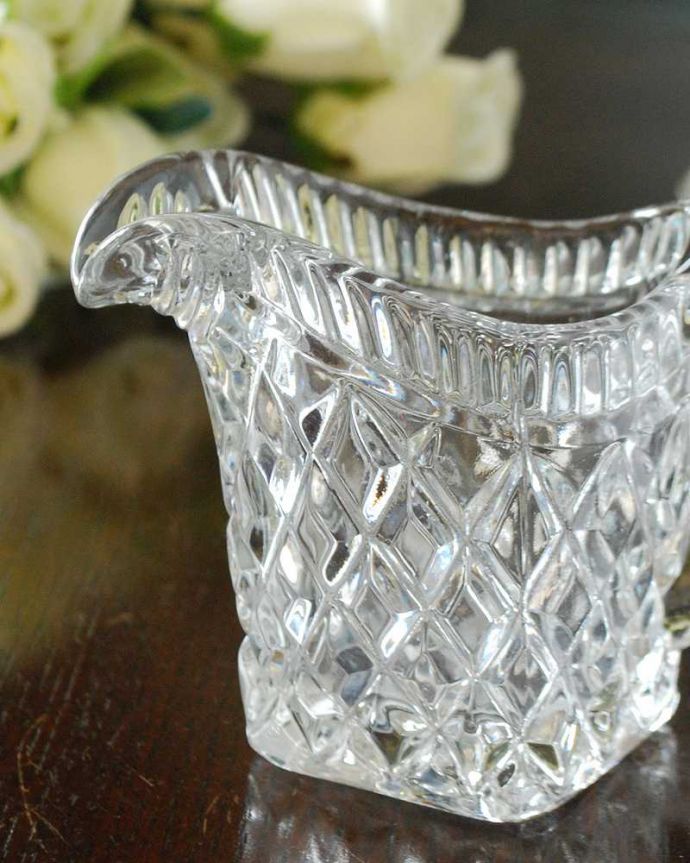 アンティーク 雑貨のガラス小物　アンティーク雑貨　ダイヤカットが煌めくアンティークプレスドグラス、ミルクポット。お茶の時間に欠かせないミルクピッチャーミルクティーが大好きな英国人が作ったガラスのミルクピッチャーは、たっぷりミルクが注げるようにサイズが大きめです。(pg-5386)