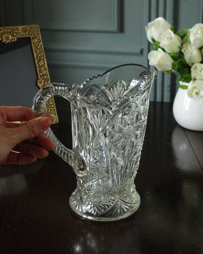 アンティーク 雑貨のガラス小物　アンティーク雑貨　特別な輝きで誰もを魅了する美しいアンティークプレスドグラス（ジャグ）。いろんな使い方が出来ます飲み物を入れるのはもちろんフラワーベースとしても使いやすい便利なサイズです。(pg-5390)