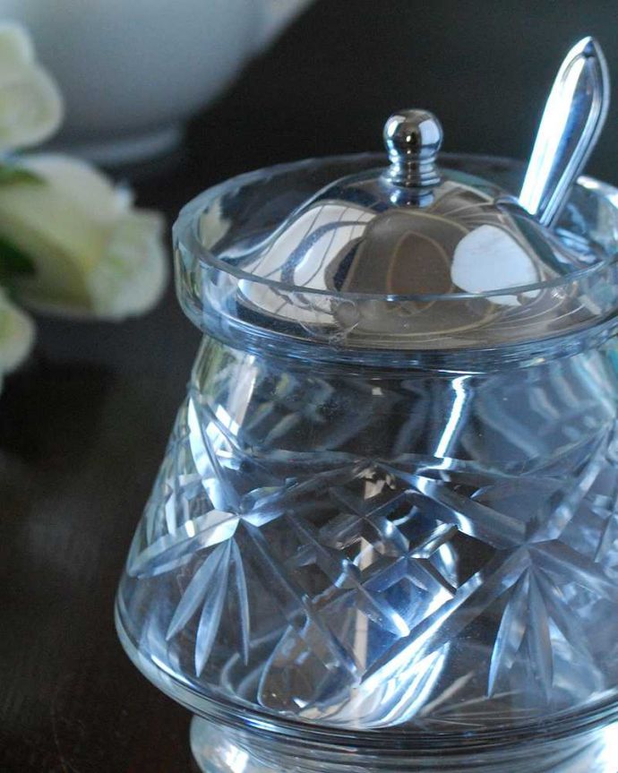 アンティーク 雑貨のガラス小物 アンティーク雑貨 贅沢なティータイムが味わえるスプーン付きのシュガーポットセット。アフタヌーンティーをより楽しむ器英国の人にとって大切なアフタヌーンティー。(pg-5406)