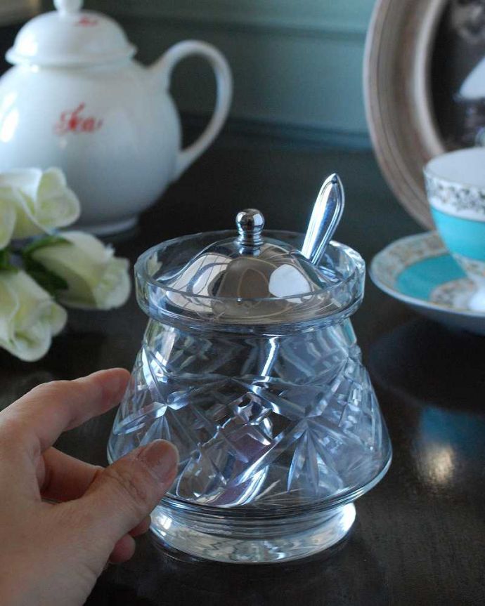 アンティーク 雑貨のガラス小物 アンティーク雑貨 贅沢なティータイムが味わえるスプーン付きのシュガーポットセット。なんだか嬉しいスプーン付きスプーンも一緒に見つかりました!昔の人と同じようにお砂糖を入れて使うのはもちろん、自分流の使い方で楽しんで下さい。(pg-5406)